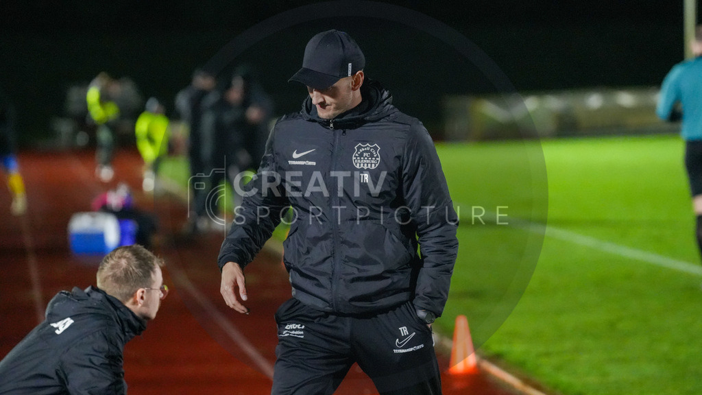 Fußball, Herren, Saison 2025/2026, Regionalliga Nordost, 12. Spieltag, FC Eilenburg vs. FSV 63 Luckenwalde, Freitag 17.10.2025, Ilburgstadion Eilenburg, | Fußball, Herren, Saison 2025/2026, Regionalliga Nordost, 12. Spieltag, FC Eilenburg vs. FSV 63 Luckenwalde, Freitag 17.10.2025, Ilburgstadion Eilenburg, Im Bild: Kevin Rodewald (Trainer Eilenburg) - Realisiert mit Pictrs.com
