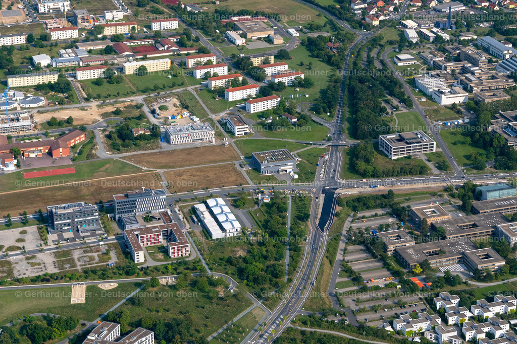 4047743 | WüRZBURG 21.08.2021 Campus Hubland Nord der Universität Würzburg im Ortsteil Frauenland in Würzburg im Bundesland Bayern, Deutschland. Weiterführende Informationen bei: Julius-Maximilians-Universität Würzburg. // Campus Hubland North of the university Wuerzburg in the district Frauenland in Wuerzburg in the state Bavaria, Germany. Further information at: Julius-Maximilians-Universitaet Wuerzburg. Foto: Gerhard Launer