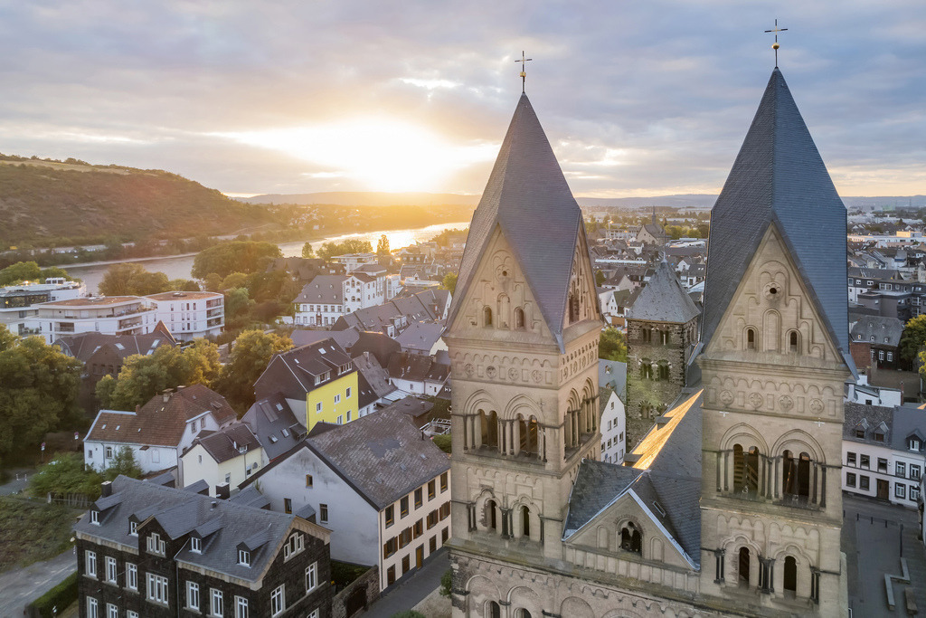 Mariendom Andernach | Die Serie 'Leuchtender Rhein' zeigt den Rhein in leuchtenden Farben. - Realisiert mit Pictrs.com
