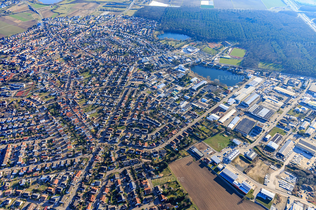 Luftbild: Kronauer Allee bis zum Waldsee in Forst im Bundesland Baden-Württemberg in Deutschland. Foto: IMG_097294.jpg vom 10.03.2017 durch Werner Riehm/FLY-FOTO.de