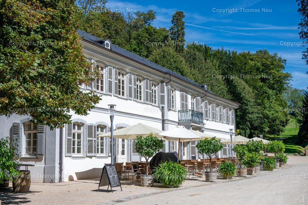 DSC_7923 | Der Staatspark Fürstenlager in Bensheim Auerbach, an der hessischen Bergstraße- ist ein wunderschöner Landschaftspark nach englischen Vorbild. Es war die Sommerresidenz der Darmstädter Fürstenfamilie die hier das "einfache Landleben" genossen. Zu jeder Jahreszeit kann man das Fürstenlager als Ausflugsziel empfehlen. Im Herrenhaus ist eine Gastronomie untergebracht. Im Sommer findet auf der Bühne vor der großen Wiese ein Opern-Air statt, 