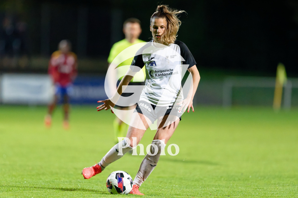 DZ9_5219_c | Switzerland: AXA Womens Super League 2025/26, Servette FC Chenois Feminin vs FC Aarau Frauen - Stade des Trois-Chene, Chene-Bourge: Celia Hofer (27 FC Aarau Frauen) controls the ball (action) 