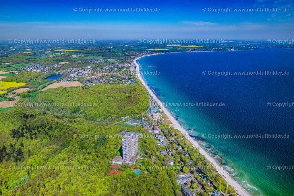 Timmendorf_Timmendorfer_Ostseetherme_ELS_5236010524 | TIMMENDORFER STRAND 01.05.2024 Strandkorb- Reihen am Sand- Strand im Küstenbereich in Timmendorfer Strand im Bundesland Schleswig-Holstein, Deutschland. Weiterführende Informationen bei: Timmendorfer Strand Niendorf Tourismus GmbH. // Beach chair on the sandy beach ranks in the coastal area in Timmendorfer Strand in the state Schleswig-Holstein, Germany. Further information at: Timmendorfer Strand Niendorf Tourismus GmbH. Foto: Martin Elsen