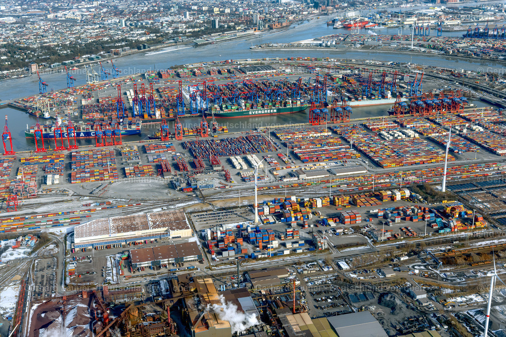 4044593 | HAMBURG 14.02.2021 Containerterminal im Containerhafen des Überseehafen Hamburg mit Blick auf die Innenstadt in Hamburg, Deutschland. Weiterführende Informationen bei: Hamburger Hafen und Logistik Aktiengesellschaft. // Container Terminal in the port of the international port Hamburg overlooking the inner city in Hamburg, Germany. Further information at: Hamburger Hafen und Logistik Aktiengesellschaft. Foto: Gerhard Launer