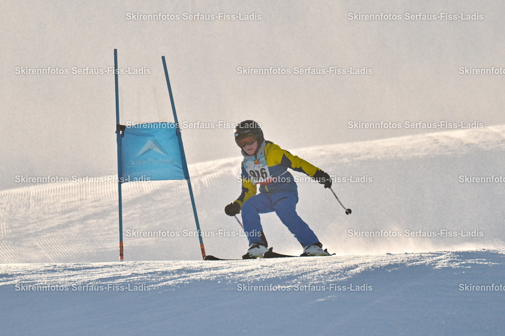 SRF_25.12.2025_0326 | Skirennfotos,Serfaus,Fiss,Ladis,Kinderskirennen,Winter,Tirol,Oberland,skirace,SFL,feelfree,weil wir's genießen,ski,Ski,skifahren,Sonnenplateau, - Realisiert mit Pictrs.com