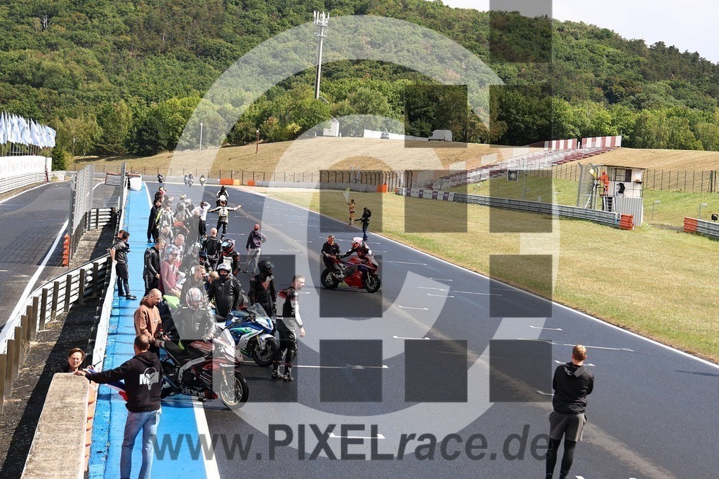 social-20250823_07104 | Schöne Erinnerungen an spannende Momente - das festzuhalten ist unser Job. PIXELrace.de ist seit 2003 auf den Rennstrecken Europas unterwegs um die Action draußen beim Fahren und die wunderbare Stimmung imm Fahrerlager für euch einzufangen.