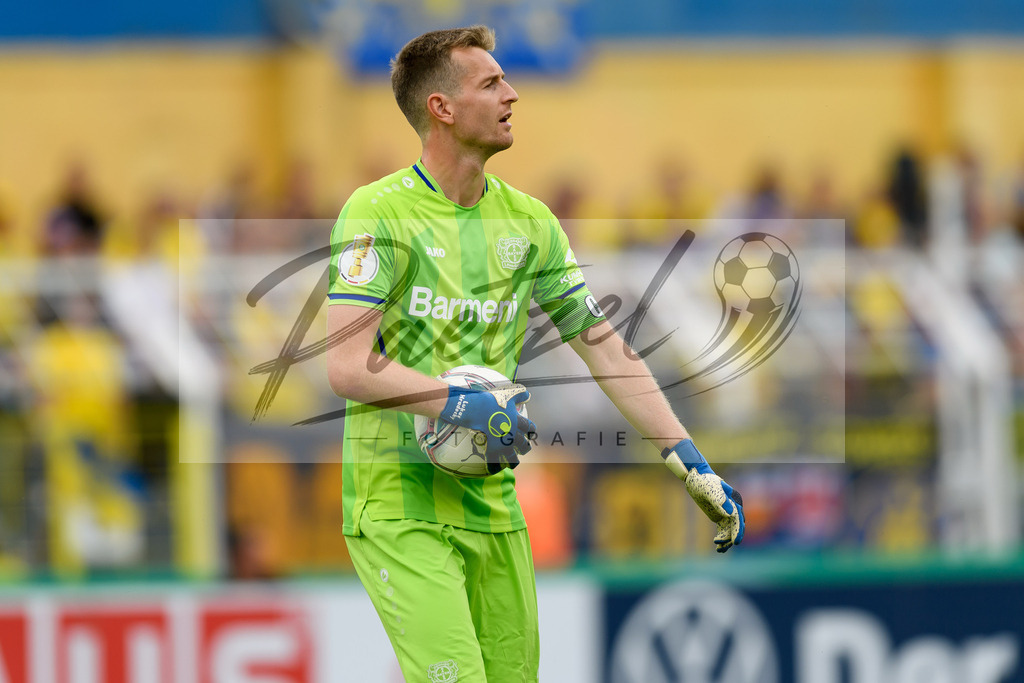 LLELEV20210807_084 | Fussball, Herren: Torwart Lukas Hradecky (Bayer 04 Leverkusen) schaut beim Spiel der 1. Runde im DFB-Pokal zwischen 1. FC Lokomotive Leipzig und Bayer 04 Leverkusen im Bruno-Plache-Stadion am 07.08.2021 in Leipzig, Deutschland.DFB / DFL REGULATIONS PROHIBIT ANY USE OF PHOTOGRAPHS AS IMAGE SEQUENCES AND/OR QUASI-VIDEO. - Realisiert mit Pictrs.com
