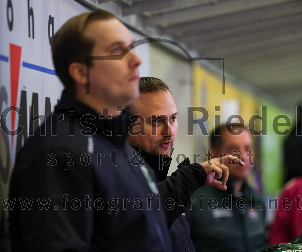 2025-10-05_085_TSV_Erding_gegen_Heilbronner_Falken | Erding, Deutschland, 05.10.2025:Eishockey, Oberliga Süd 2025 / 2026, 6. Spieltag, TSV Erding gegen Heilbronner Falken, Endergebnis: 3:1Teamchef Dominik Quinlan (Erding Gladiators), Co-Trainer Maximilian Helling (Erding Gladiators)Foto: Christian Riedel / fotografie-riedel.net