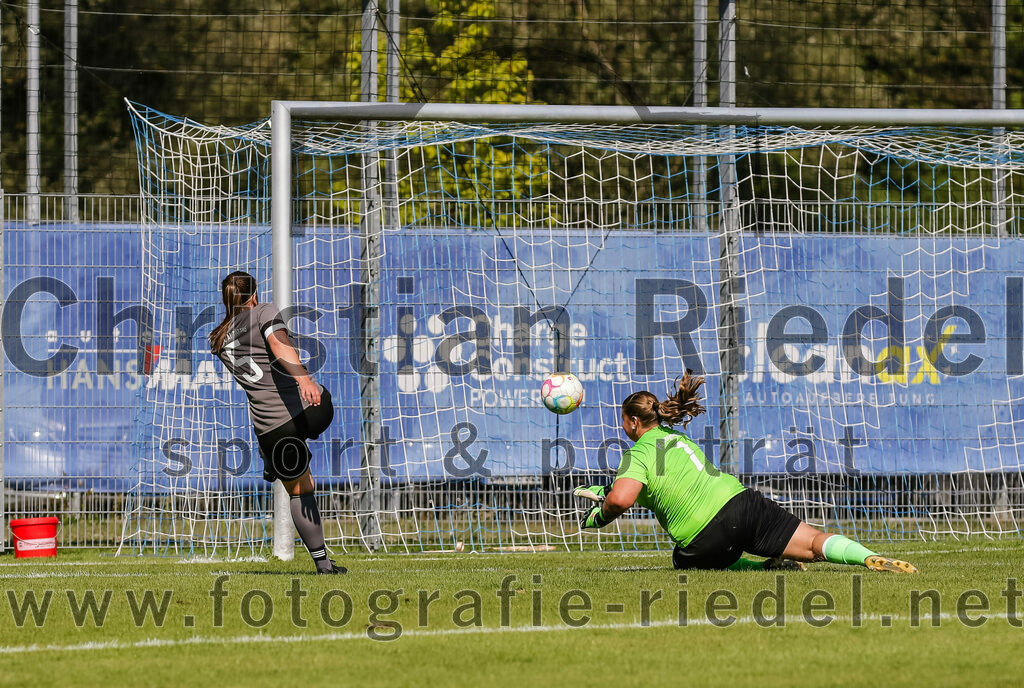 2023-09-09_098_FC_Langengeisling_gegen_TV_1864_Altoetting | Erding, Deutschland, 09.09.2023:
Fußball, Bezirksoberliga 2023 / 2024, 2. Spieltag, FC Langengeisling gegen TV 1864 Altötting, Endergebnis: 2:3

Katharina Schmidinger (TV 1864 Altötting, #5), Torwart Isabell Losleben (FC Langengeisling, #1)

Foto: Christian Riedel / fotografie-riedel.net