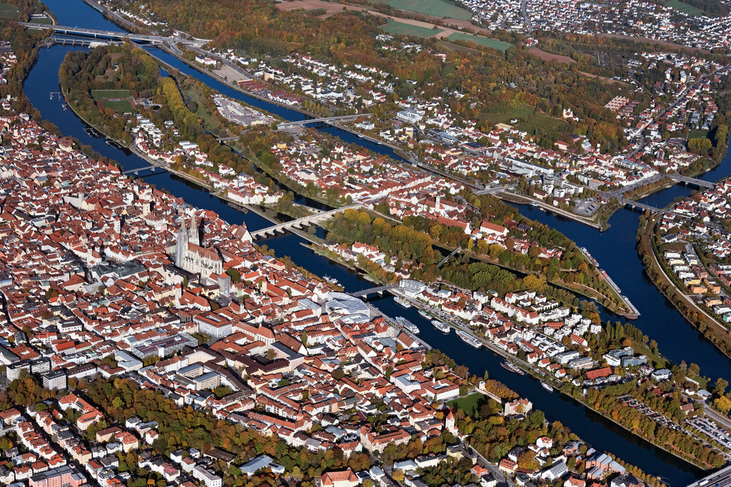 dr__0038726.jpg | REGENSBURG 23.10.2023 Altstadtbereich und Innenstadtzentrum am Ufer des Flußverlaufes der Donau am Neupfarrplatz in Regensburg im Bundesland Bayern, Deutschland. Weiterführende Informationen bei: REWAG Regensburger Energie- und Wasserversorgung AG & Co KG,  Stadt Regensburg. // Old Town area and city center on the banks of the Danube river on place Neupfarrplatz in Regensburg in the state Bavaria, Germany. Further information at: REWAG Regensburger Energie- und Wasserversorgung AG & Co KG,  Stadt Regensburg. Foto: Daniel Reiter