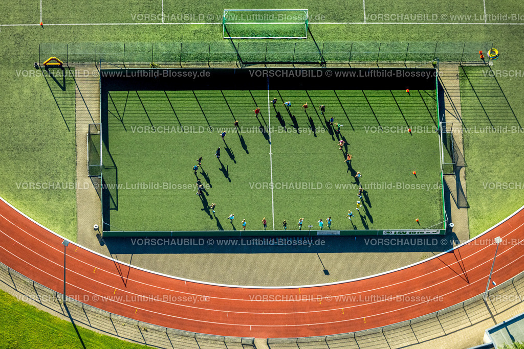 Velbert240811626Langenberg | Luftbild, Sportplatz Nizzatal, Fußballstadion und Leichtathletikstadion, Schulsport Schüler beim Training in einem Fußballkleinfeld, Langenberg, Velbert, Ruhrgebiet, Nordrhein-Westfalen, Deutschland