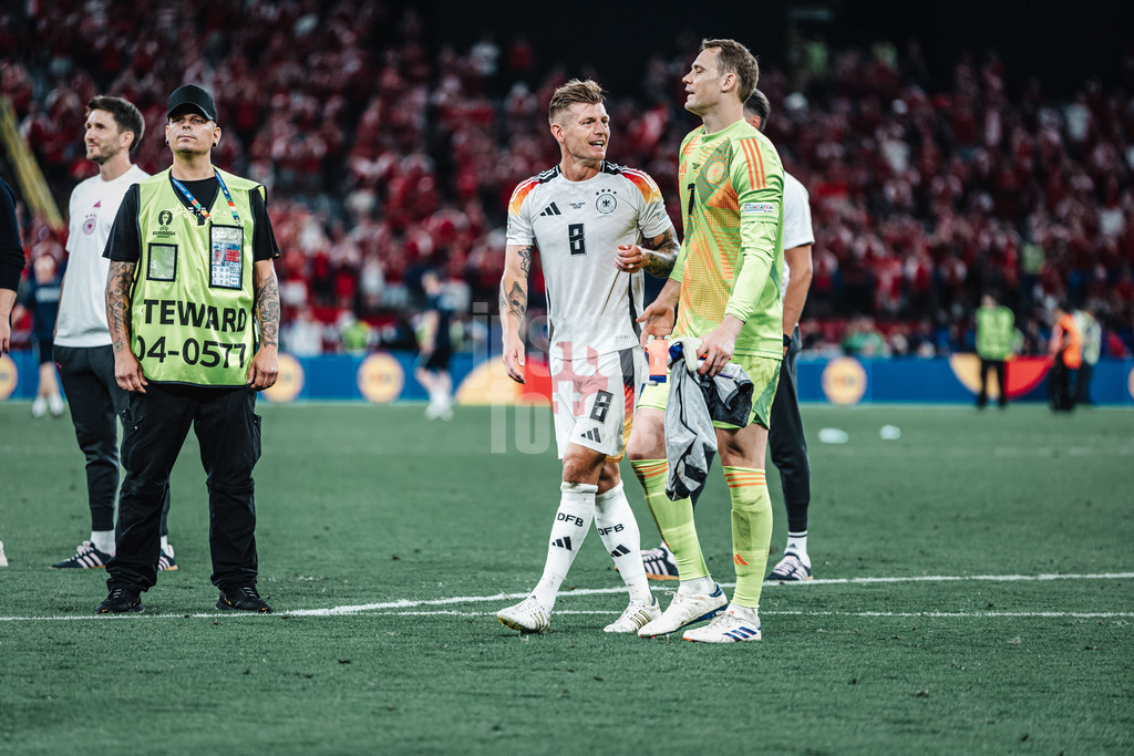 Fußball | Herren | UEFA-Fußball-Europameisterschaft 2024 | Achtelfinale | Deutschland vs. Dänemark | 29.06.2024 | v.l. Toni Kroos (#8, Deutschland) und Manuel Neuer (#1, Deutschland)