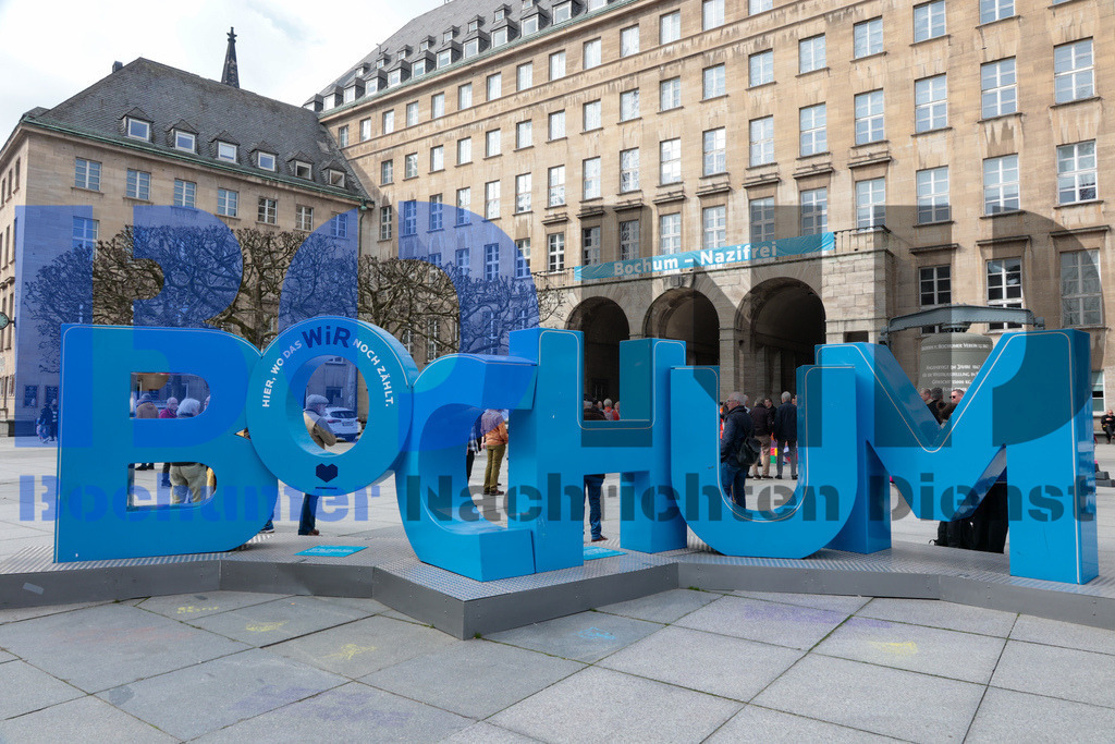 Brandmauer 2024 vor dem Rathaus der Stadt Bochum {date} -  | {headline}



(Foto: Sebastian Sendlak / BOND)

 - Realisiert mit Pictrs.com