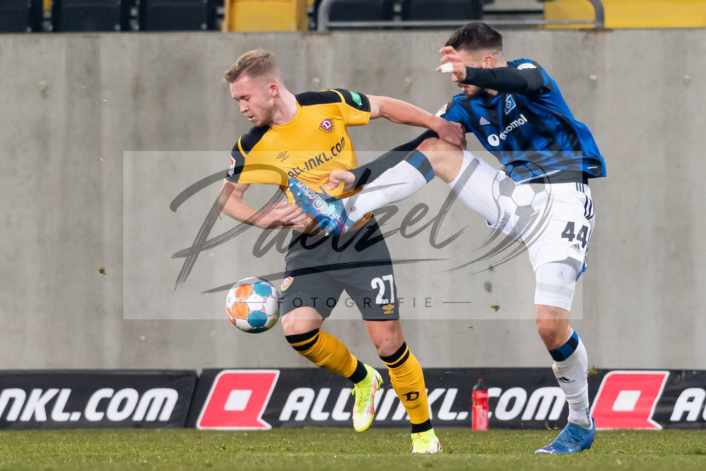 SGDHSV20220114_028 | Fussball, Herren: Valac Drchal (SG Dynamo Dresden) und Mario Vuskovic (Hamburger SV) im Zweikampf bei dem Spiel der 2. Bundesliga zwischen SG Dynamo Dresden und Hamburger SV im Rudolf-Harbig-Stadion am 14.01.2022 in Dresden, Deutschland.DFB / DFL REGULATIONS PROHIBIT ANY USE OF PHOTOGRAPHS AS IMAGE SEQUENCES AND/OR QUASI-VIDEO. - Realisiert mit Pictrs.com