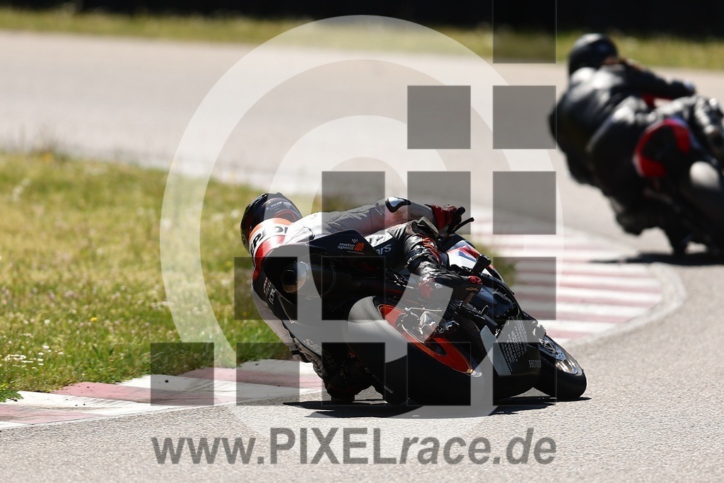 0115-20260426_02052 | Schöne Erinnerungen an spannende Momente - das festzuhalten ist unser Job. PIXELrace.de ist seit 2003 auf den Rennstrecken Europas unterwegs um die Action draußen beim Fahren und die wunderbare Stimmung imm Fahrerlager für euch einzufangen.