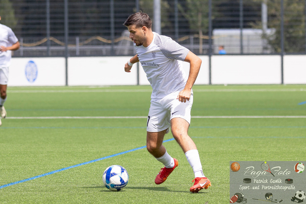 Testspiel: Spvgg. 03 Fechenheim - Türk Gücü Friedberg, 13.07.2024 | Giovanbattista Pedace (Spvgg. 03 Fechenheim #7) mit Ball, Spvgg. 03 Fechenheim - Türk Gücü Friedberg, Frankfurt am Main, Sportanlage Birsteiner Straße, 13.7.2024 - Realisiert mit Pictrs.com