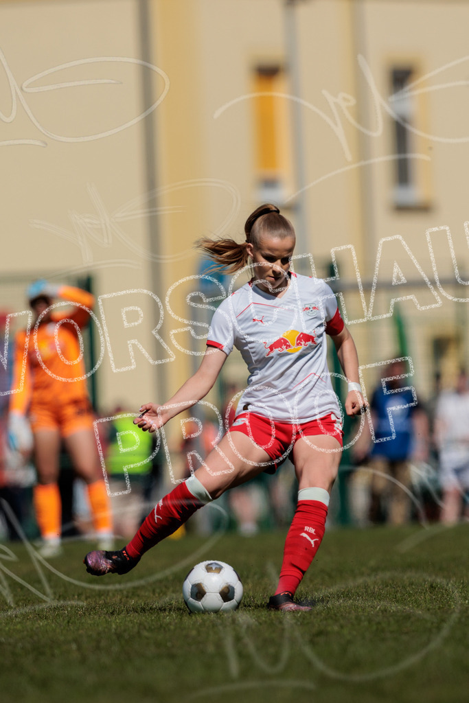 Gipfeltreffen der Frauen: Finale um den Sachsenlotto Landespokal 2026 | Am 1. Mai 2026 trafen im Endspiel des Sachsenlotto Landespokals die Frauen des Chemnitzer FC und die zweite Mannschaft von RasenBallsport Leipzig aufeinander. Vor stimmungsvoller Kulisse kämpften beide Teams ab 15:00 Uhr um die begehrte Trophäe des sächsischen Fußballs. Diese Galerie zeigt die Highlights, packende Zweikämpfe und die emotionalsten Momente des Finaltags. - Realisiert mit Pictrs.com