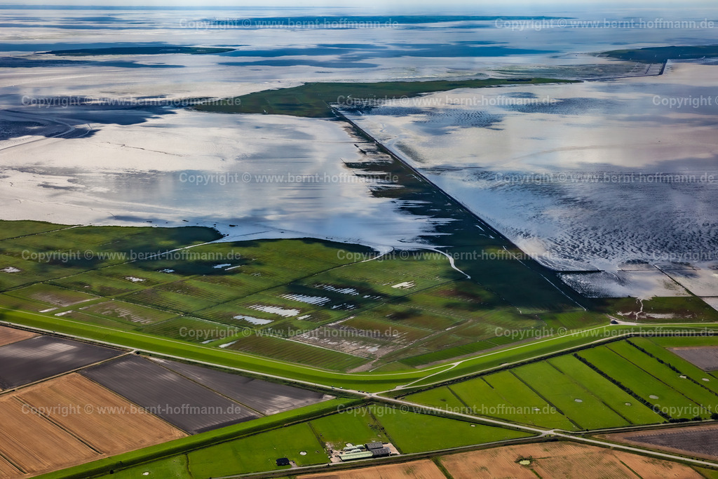 PLB_Oland-Damm_7232_90x60 | Luftbild, Nordfriesland, Lorendamm vom Festland zur Hallig Oland, Wattenmeer mit Wolken-Spiegelungen im Nordsee-Wasser. - Realisiert mit Pictrs.com