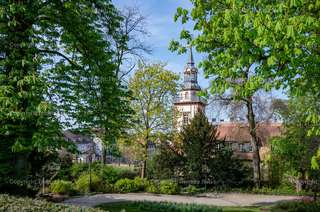 Bensheim-Rodenstiner-Hof-Stadtpark-Innenstadtbegrueung-Fotografie-Thomas-Neu2 | Der Stadtpark in Bensheim mit dem markanten Rodensteiner Hof Das historische Gebäude mit seinem charakteristischen Turm ist ein beliebter Blickfang und wird von alten Bäumen und  Wiesen eingerahmt. Die Aufnahme zeigt die ruhige, frühlingshafte Atmosphäre dieses beliebten ehemaligen Adelshofes der früher Bensheimer Rathaus ist und heute ein Restaurant und Büros beherbergt. .,Bild: THomas Neu