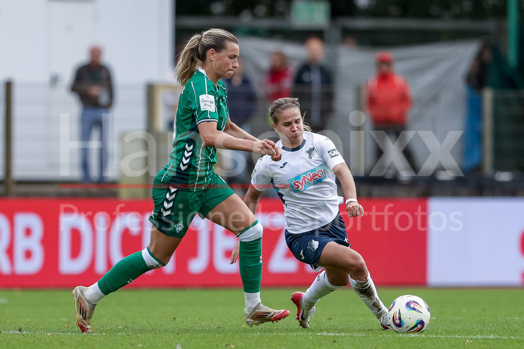 Fussball, Google Pixel Frauen-Bundesliga, SV Werder Bremen - TSG 1899 Hoffenheim | v.li.: Medina Desic (SV Werder Bremen, 9) und Dominika Grabowska (TSG 1899 Hoffenheim, 16) im Zweikampf, Duell, Dynamik, Aktion, Action, Spielszene, DIE DFB-RICHTLINIEN UNTERSAGEN JEGLICHE NUTZUNG VON FOTOS ALS SEQUENZBILDER UND/ODER VIDEOÄHNLICHE FOTOSTRECKEN. DFB REGULATIONS PROHIBIT ANY USE OF PHOTOGRAPHS AS IMAGE SEQUENCES AND/OR QUASI-VIDEO.