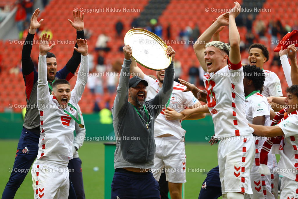 NH_Bayer04LeverkusenU19_1FCKölnU19_U19DFBNachwuchsliga_18052025 | Stefan Ruthenbeck (Trainer, 1. FC Köln U19) mit der Meisterschale.Fußball I Junioren I U19 DFB-Nachwuchsliga I Saison 2024-2025 I Deutsche Meisterschaft U19, Finale I Bayer 04 Leverkusen U19 - 1. FC Köln U19 I 18.05.2025 I BayArena