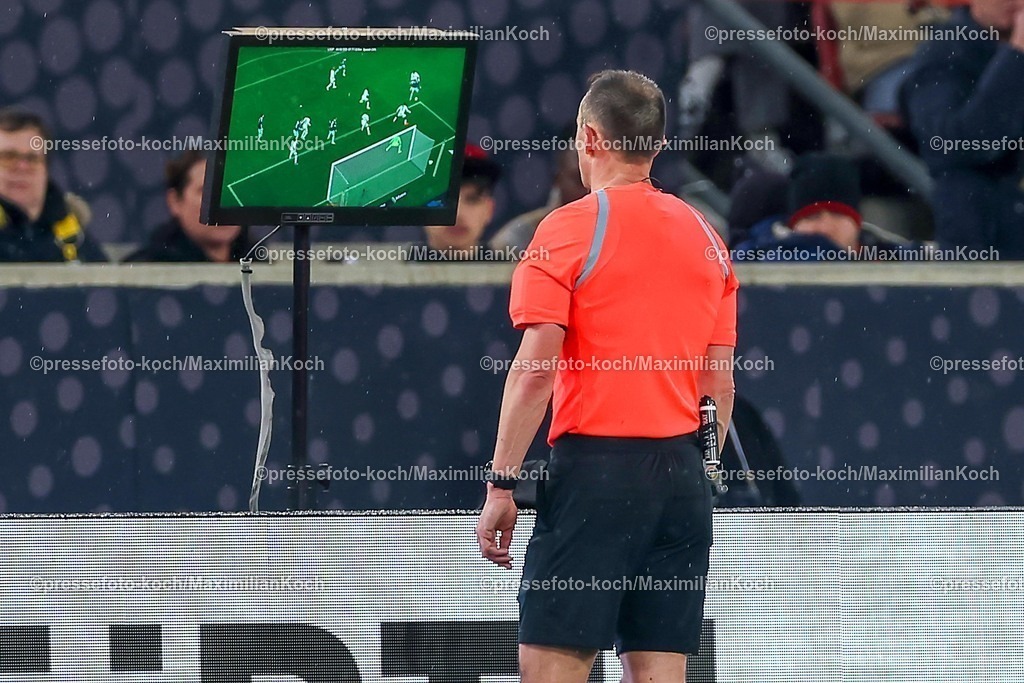 DFB30032600048 | 30.03.2026, Fußball, Länderspiel, Deutschland - Ghana, MHP-Arena (Stuttgart), Saison 2025 2026: Schiedsrichter Stuart Attwell überprüft Videoassist VAR auf Handspiel und entscheidet Elfmeter für Deutschland  DFB regulations prohibit any use of photographs as image sequences and or quasi-video.