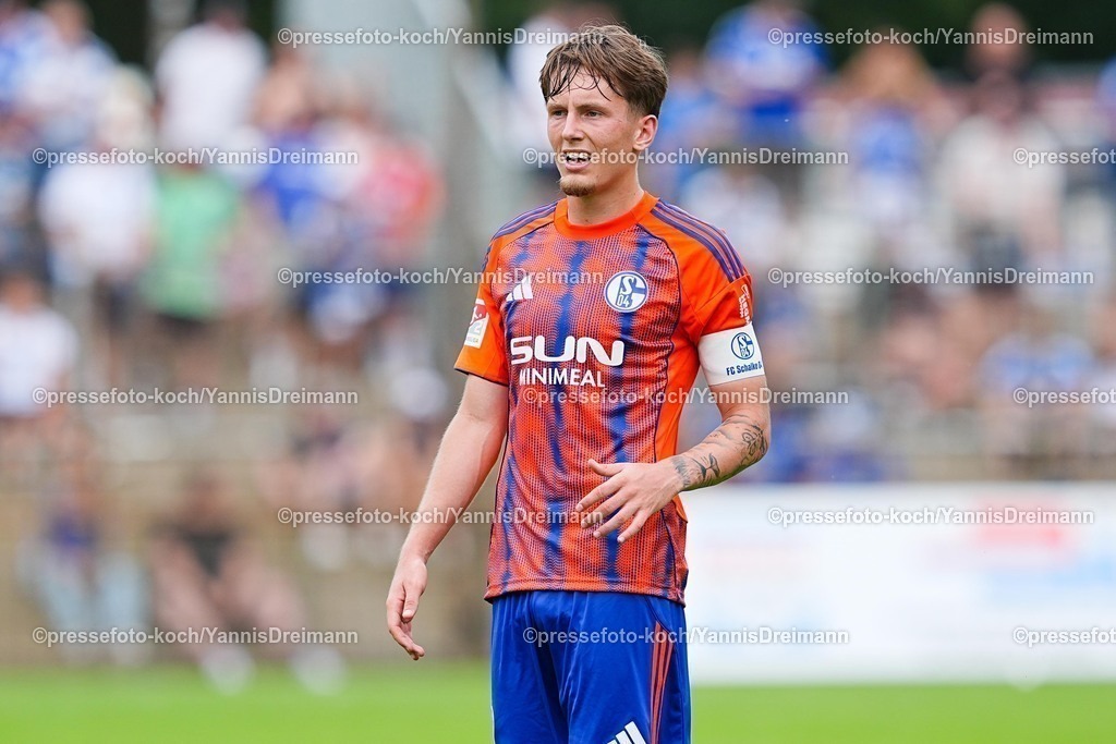 xYDR20072501083 | 20.07.2025, xydrx, Fußball, Rot Weiss Ahlen - FC Schalke 04, Testspiel, Wersestadion: Max Grueger (FC Schalke 04 #37)