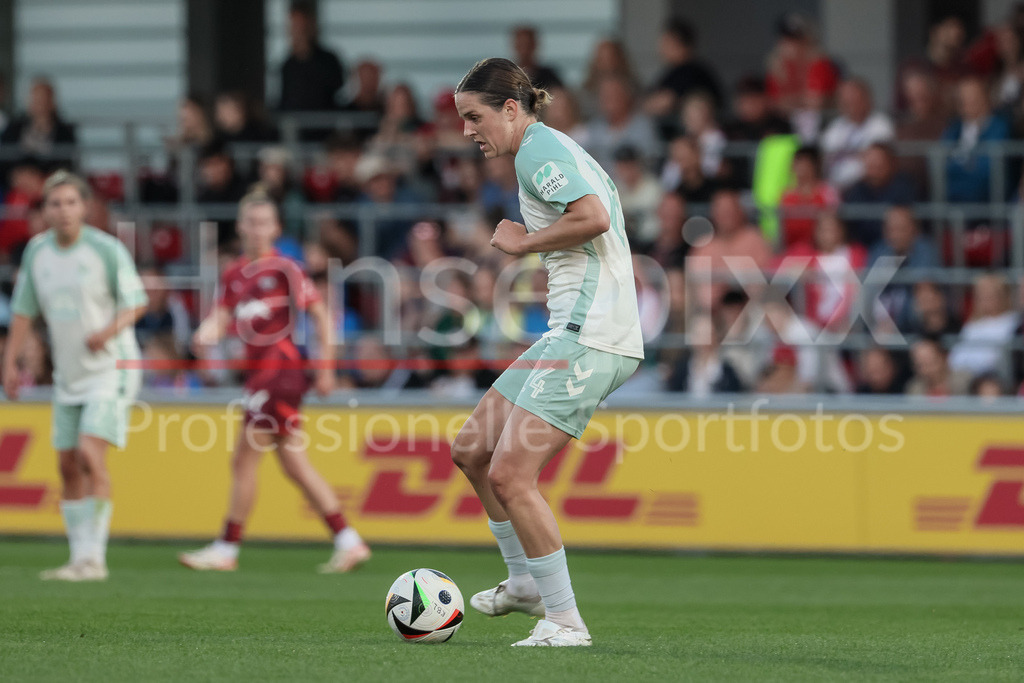 Fussball, Google Pixel Frauen-Bundesliga, RB Leipzig - SV Werder Bremen | v.li.: Lara Schmidt (SV Werder Bremen, 24) am Ball, Einzelbild, Ganzkörper, Aktion, Action, Spielszene, DIE DFB-RICHTLINIEN UNTERSAGEN JEGLICHE NUTZUNG VON FOTOS ALS SEQUENZBILDER UND/ODER VIDEOÄHNLICHE FOTOSTRECKEN. DFB REGULATIONS PROHIBIT ANY USE OF PHOTOGRAPHS AS IMAGE SEQUENCES AND/OR QUASI-VIDEO.