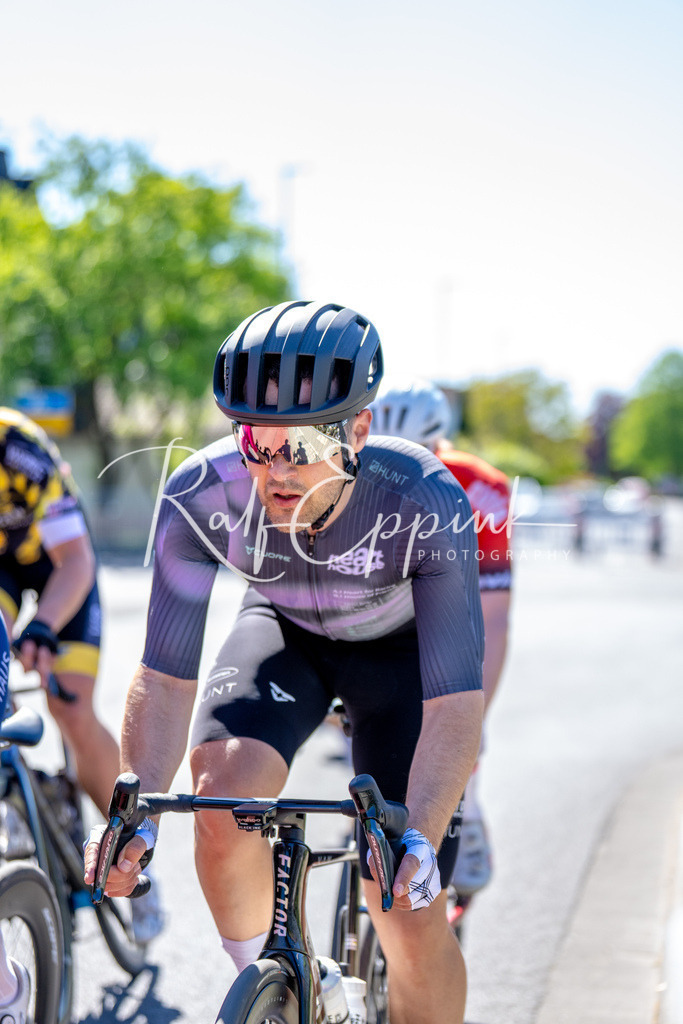 Spurt in den Mai 2026 - Großer Preis der Sparkasse Neuss | Annual one-day road cycling race "Großer Preis der Sparkasse Neuss" held in Büttgen, Germany, organized by VfR Büttgen 1912 e.V. The event features multiple races across all age categories from U11 youth to Elite men. - Realisiert mit Pictrs.com