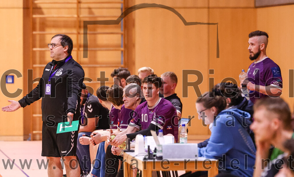 2025-03-15_079_SpVgg_Altenerding_gegen_TSV_Schleissheim | Erding, Deutschland, 15.03.2025:Handball, Bezirksoberliga Männer 2024 / 2025, 18. Spieltag, SpVgg Altenerding gegen TSV Schleißheim, Endergebnis: 32:27Trainer Simon Klawe (SpVgg Altenerding), Tim Steininger (SpVgg Altenerding, #10), Sebastian Forster (SpVgg Altenerding, #13)Foto: Christian Riedel / fotografie-riedel.net