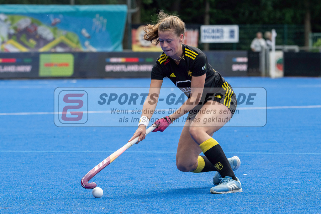 Final4_20250601-1203-Z09_4126 | Krefeld, Deutschland, 01.06.2025:  Feldhockey Final4 2025 – „Deutsche Feldhockey-Meisterschaften 2025“ Harvestehuder HTC - Düsseldorfer HC (Finale Damen) im Gerd-Wellen-Hockeyanlage am 01.06.2025 in Krefeld, Deutschland. (Foto von Kramhöller/Fehrmann/Kaste)Krefeld, Germany, 01.06.2025: Feldhockey Final4 2025 – „Deutsche Feldhockey-Meisterschaften 2025“ Harvestehuder HTC - Düsseldorfer HC (Finale Damen) in Gerd-Wellen-Hockeyanlage at 01.06.2025 in Krefeld, Deutschland. (Foto from Kramhöller/Fehrmann/Kaste)