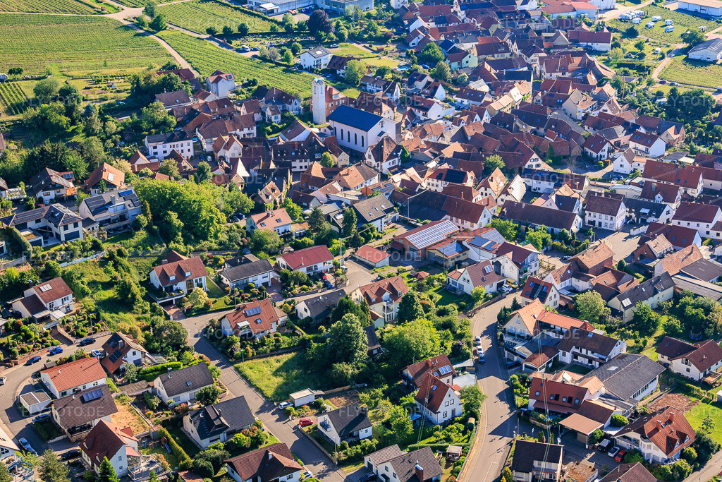 Luftbild: Ortsansicht von Südwesten in Eschbach im Bundesland Rheinland-Pfalz in Deutschland.Foto: IMG_156846.jpg vom 23.05.2026 durch Werner Riehm/FLY-FOTO.deAuflösung des Originals: 5569 x 3713 px