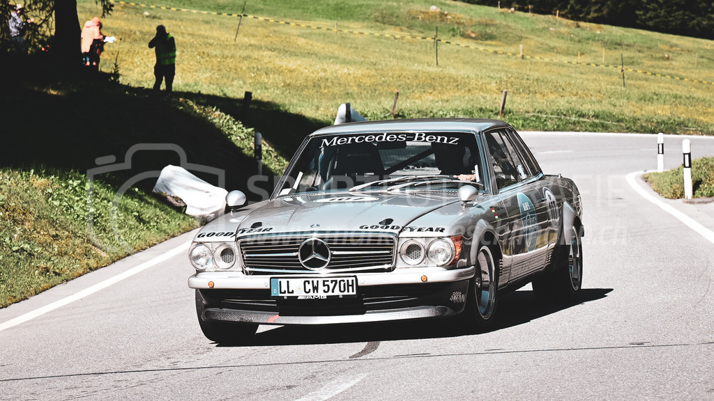 19. Arosa ClassicCar 2023 - 1. September 2023 | 19. Arosa ClassicCar 2023
Arosa, Schweiz
Wolff Christian aus Vilgertshofen mit der Startnummer 107 in einem Mercedes Benz C107, Jahrgang 1981, in der Klasse Alpine Performance.
@arosaclassiccar, @arosa.official, #arosaclassiccar, #arosa, #76curves, #classiccar
Bild: Sportfotografie Markus Aeschimann | www.markus-aeschimann.ch - Realisiert mit Pictrs.com