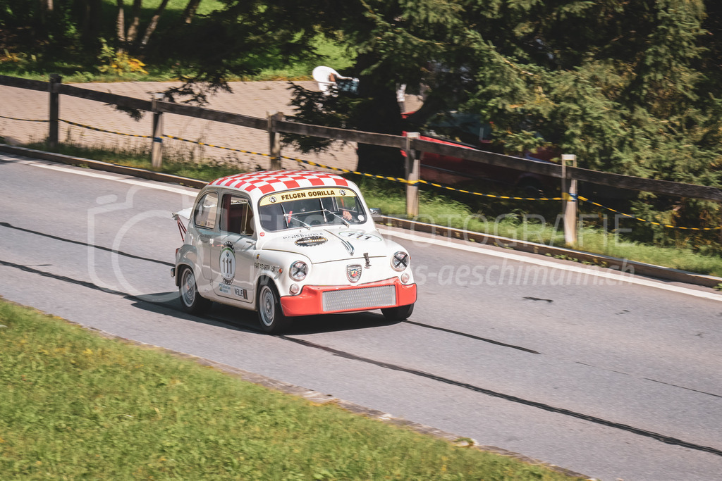21. Arosa ClassicCar 2025 - 6. =September= 2025 | Francesco Greco aus Bütschil (ITA) in einem Fiat Abarth TC Nürburgring aus dem Jahre 1962 mit Startnummer 111 am Arosa ClassicCar 2025 in der Kategorie Alpine Performance..@arosaclassiccar, @arosa.official, #arosaclassiccar, #arosa, #76curves, #classiccarBild: Sportfotografie Markus Aeschimann | www.markus-aeschimann.ch - Realisiert mit Pictrs.com
