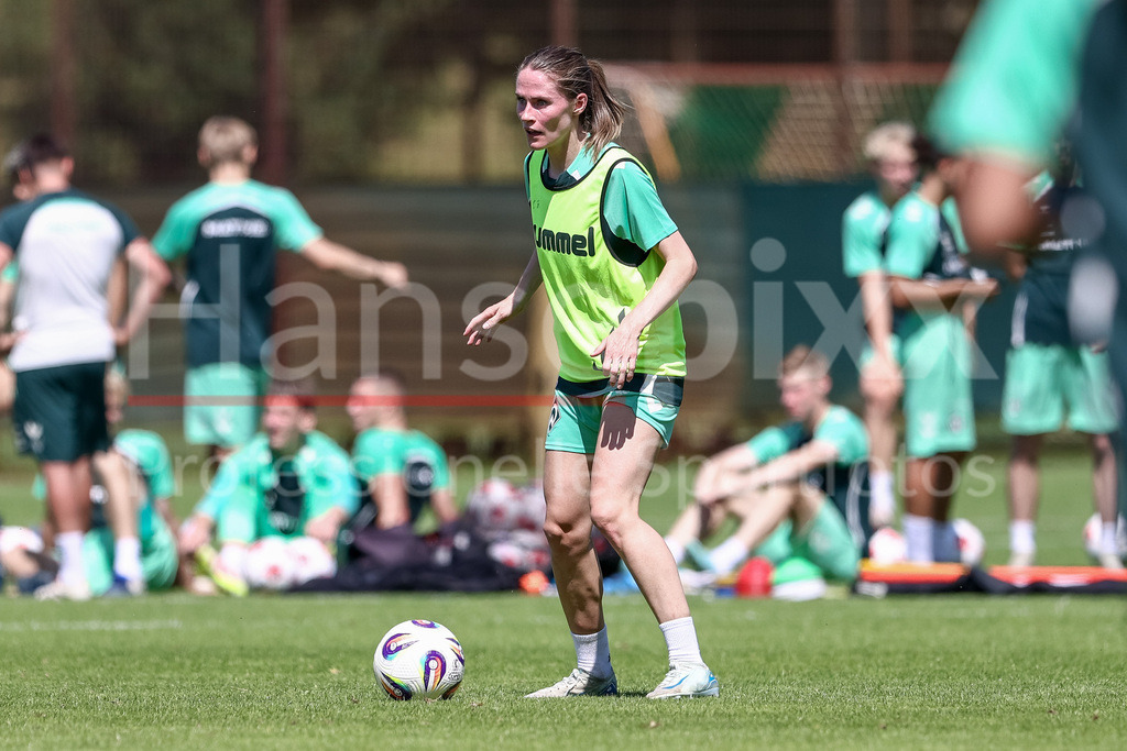 Fussball, Google Pixel Frauen-Bundesliga, Training SV Werder Bremen | Reena Wichmann (SV Werder Bremen, 6) bei einer Trainingsübung