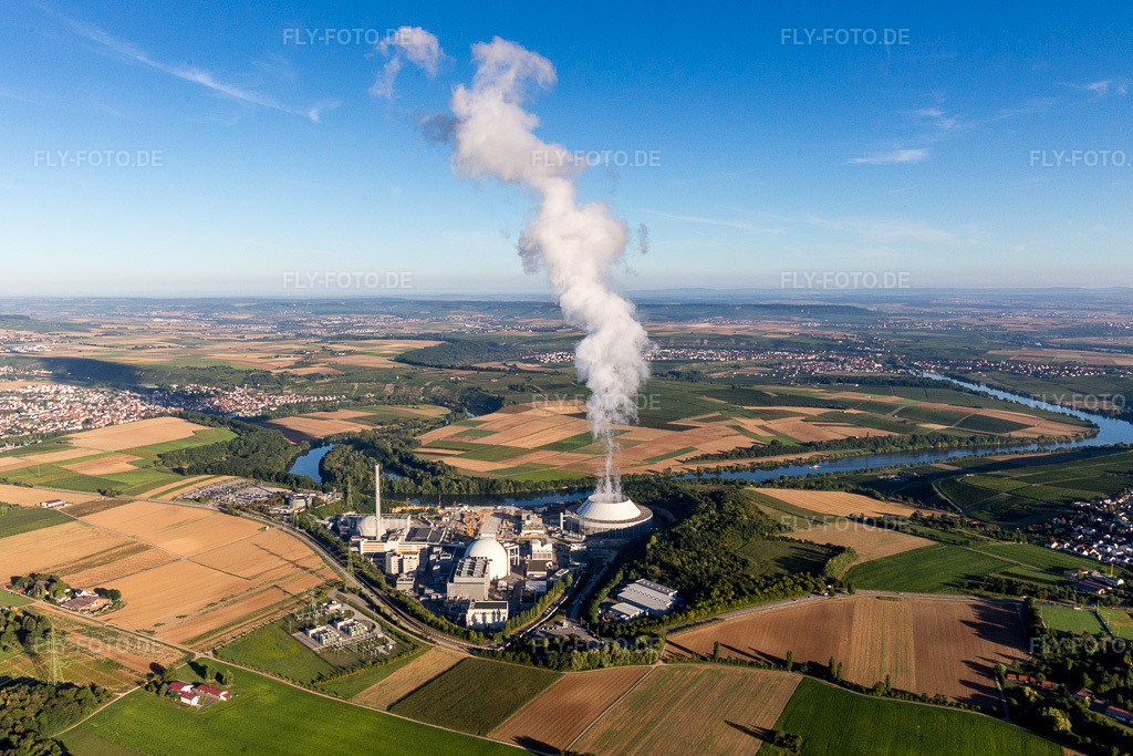 Luftbild: Reaktorblöcke, Kühlturmbauwerke und Anlagen des AKW - KKW Atomkraftwerk - Kernkraftwerk GKN Neckarwestheim in Neckarwestheim in Gemmrigheim im Bundesland Baden-Württemberg in Deutschland. Foto: IMG_093790.jpg vom 23.08.2016 durch Werner Riehm/FLY-FOTO.de