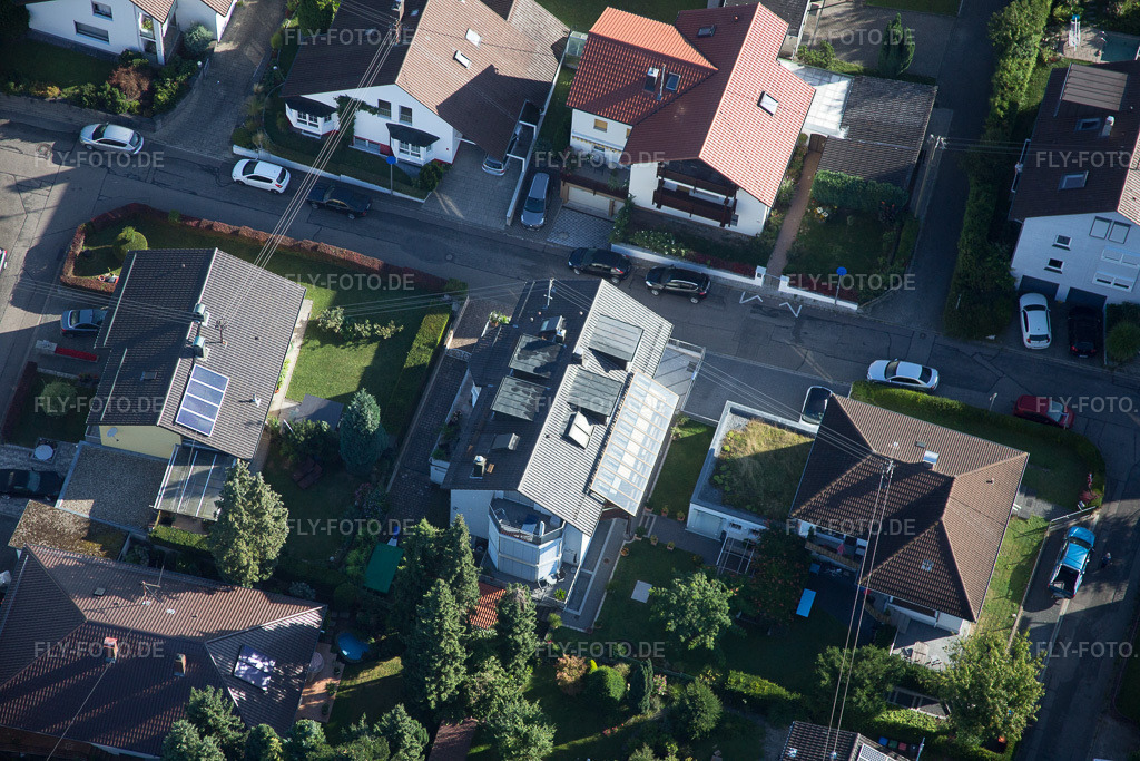 Luftbild: Wolfartsweier, Hellenstrasse im Ortsteil Wolfartsweier in Karlsruhe im Bundesland Baden-Württemberg in Deutschland. Foto: IMG_093004.jpg vom 13.08.2016 durch Werner Riehm/FLY-FOTO.de