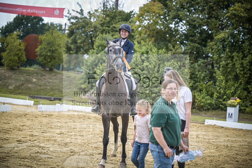 DOS_7493 | Entdecke hochwertige Reitturnierfotos von Foto Oger. Professionell, emotional und authentisch – jetzt Lieblingsmomente im Shop bestellen.Deutschlandweite Turnierfotografie. - Realisiert mit Pictrs.com
