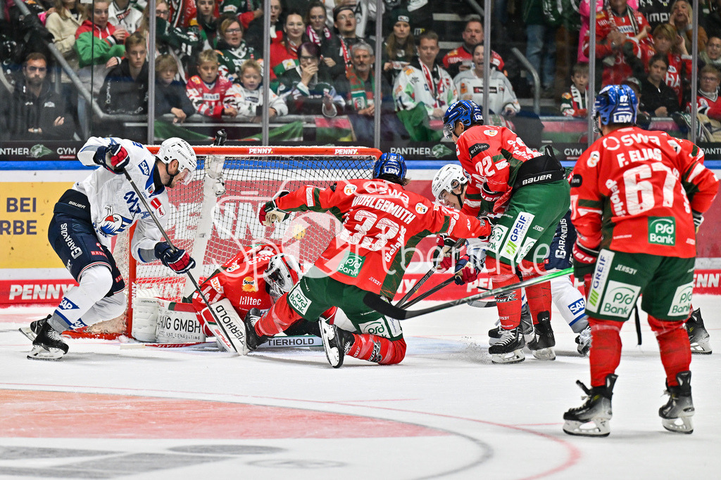 Augsburger Panther - Adler Mannheim | in dieser Szene können Tim WOHLGEMUTH (Augsburger Panther 33) und Peyton JONES (Augsburger Panther 41) gemeinsam ein Gegentor verhindern / DEL: Augsburger Panther - Adler Mannheim; Curt Frenzel Stadion am 14.09.2025