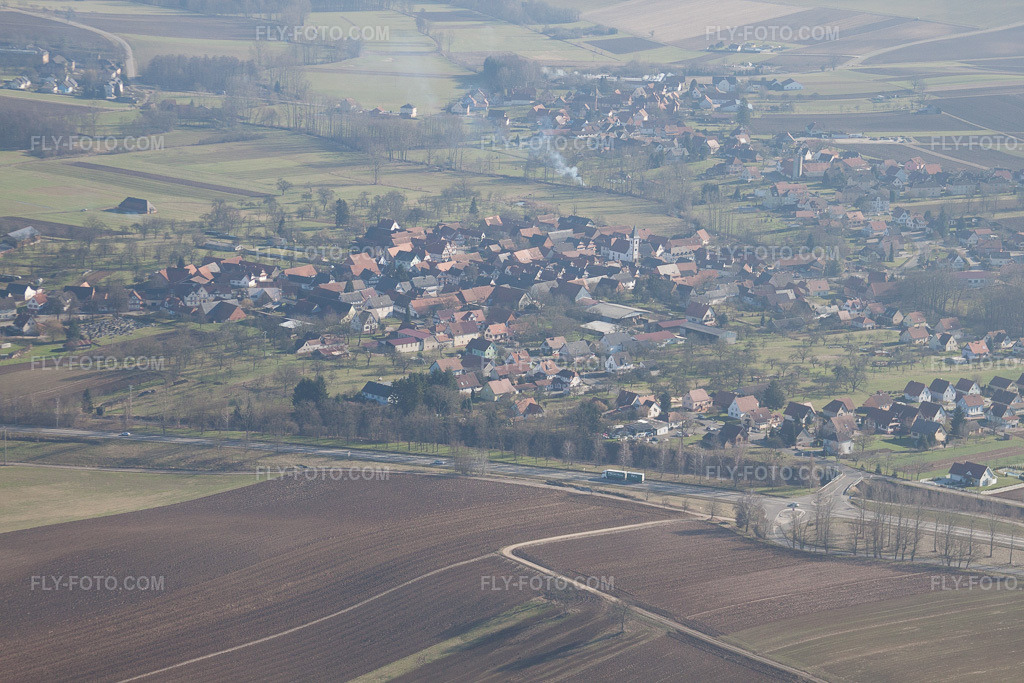 Aerial view: View of the town in Schœnenbourg in the state Bas-Rhin, France.Photo: IMG_37464.jpg taken on 02/07/2011 by Werner Riehm/FLY-FOTO.comResolution of the original: 4752 x 3168 px