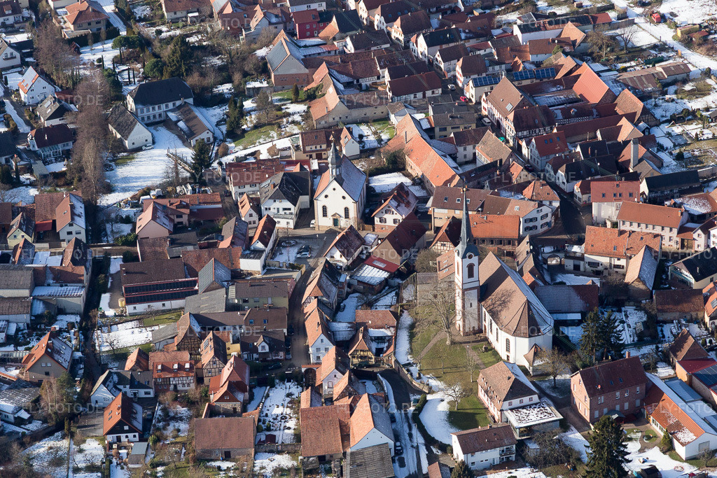 Luftbild: Winterlich schneebedeckte Dorf - Ansicht in Göcklingen im Bundesland Rheinland-Pfalz in Deutschland. Foto: IMG_096184.jpg vom 15.01.2017 durch Werner Riehm/FLY-FOTO.de