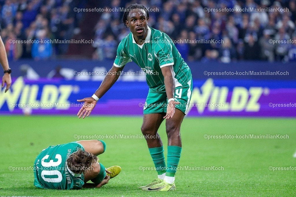 S0426092501227 | 25.09.2025, Fußball, FC Schalke 04 - SpVgg Greuther Fürth, 7.Spieltag, 2. Fußball Bundesliga, Veltins-Arena Gelsenkirchen, Saison 2025 2026: Noel Futkeu&nbsp;(Greuther Fürth #09) steht gestikulierend neben Felix Klaus&nbsp;(Greuther Fürth #30) am BodenDFB regulations prohibit any use of photographs as image sequences and or quasi-video.