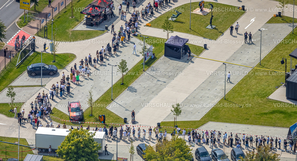 Hamm250808671 | Luftbild Hamm Kunstgalerie Mensing, Event, 1000 Besucher werden in der Kunstgalerie Art Cube erwartet, Ex-Rapper Kollega tritt auf, Besucherschlange, Rhynern, Hamm, Nordrhein-Westfalen, Deutschland