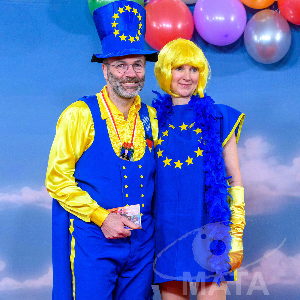 _DWA1485 | Fraktionsvorsitzende der Europaeischen Volkspartei (EVP) im Europaeischen Parlament, Manfred Weber mit seiner Gattin Andrea bei der TV-Sendung Fastnacht in Franken 2024. Veitshöchheim, 02.02.2024 Bayern Deutschland - Realisiert mit Pictrs.com