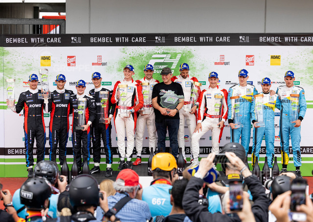 24hNbr23_052116265020692JS_JS | (l.-r.): Maxime Martin, Marco Wittmann, Dries Vanthoor, Sheldon van der Linde, David Pittard, Earl Bamber, Klaus Abbelen, Felipe Fernández Laser, Nick Catsburg, Raffaele Marciello, Philip Ellis, Luca Stolz - Realisiert mit Pictrs.com