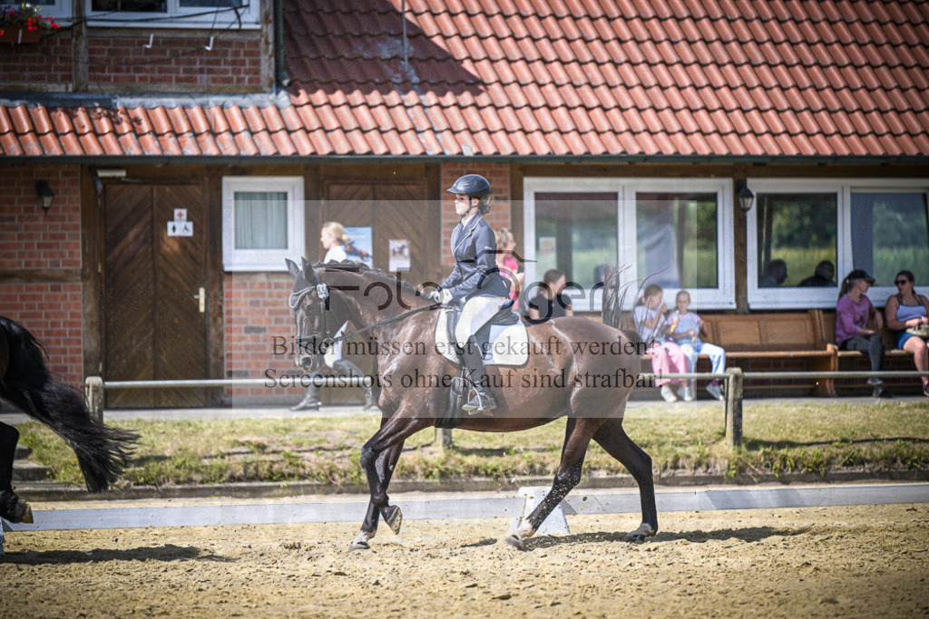 DOS_7020 | Entdecke hochwertige Reitturnierfotos von Foto Oger. Professionell, emotional und authentisch – jetzt Lieblingsmomente im Shop bestellen.Deutschlandweite Turnierfotografie. - Realisiert mit Pictrs.com