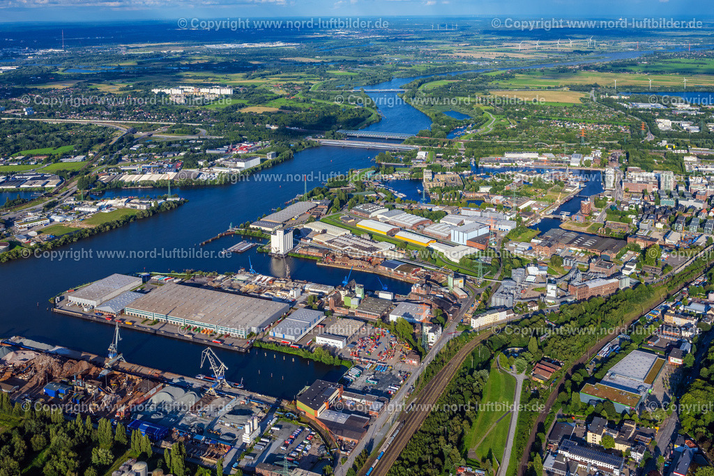 Hamburg_Harburg_Seehafen_ELS_8901040823 | HAMBURG 05.08.2023 Kaianlagen und Schiffs- Anlegestellen an den Hafenbecken von Seehafen 1 bis 4 an der Süderelbe im Ortsteil Harburg in Hamburg, Deutschland. // Quays and boat moorings at the port of the inland port Seehafen 1 to 4 on the southern Elbe in the district Harburg in Hamburg, Germany. Foto: Martin Elsen
