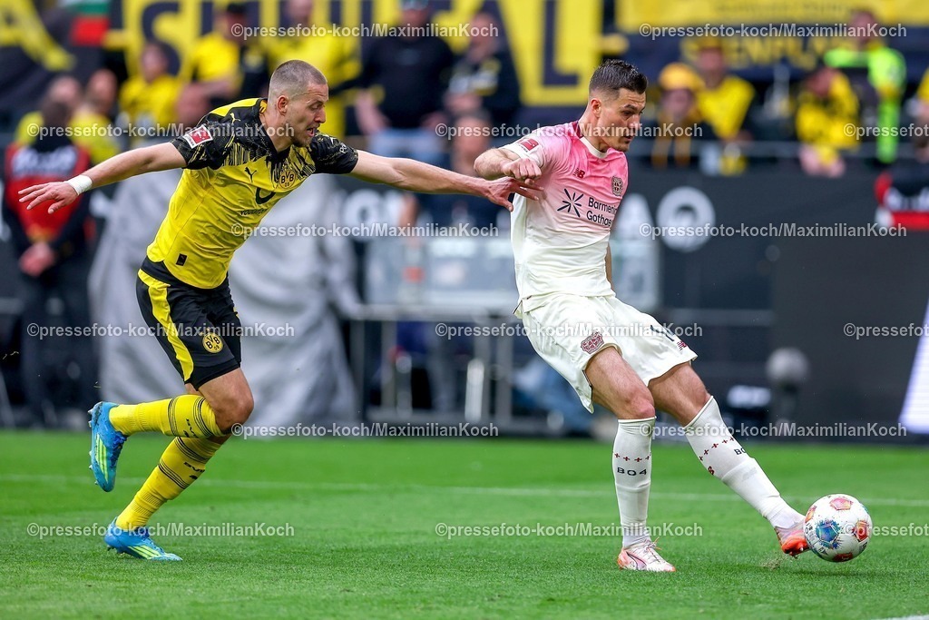 BVB11042601066 | 11.04.2026, Fußball, Borussia Dortmund - Bayer 04 Leverkusen, 1. Fußball Bundesliga, 29. Spieltag, Signal Iduna Park, Saison 2025 2026: Waldemar Anton&nbsp;(BVB #03) im Zweikampf gegen  Patrik Schick&nbsp;(Bayer04 Leverkusen #14)  DFB regulations prohibit any use of photographs as image sequences and or quasi-video.