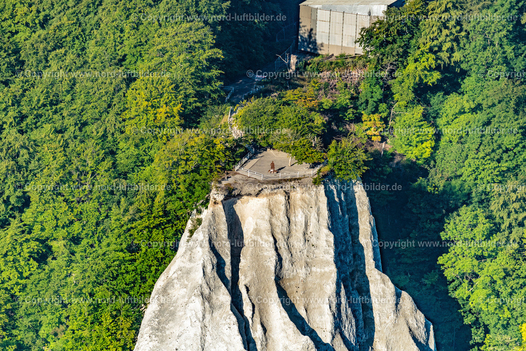 Lohme_Königsstuhl_Kreidefelsen_Rügen_ELS_4467100822 | STUBBENKAMMER 10.08.2022 Bewaldete Kreidefelsen - und Steilküsten- Landschaft im Nationalpark Jasmund an der Steilküste an der Ostsee in Stubbenkammer auf der Insel Rügen im Bundesland Mecklenburg-Vorpommern, Deutschland. // Wooded chalk cliffs and cliff landscape in the Jasmund National Park on the cliffs on the Baltic Sea in Stubbenkammer on the island of Ruegen in the state Mecklenburg-West Pomerania, Germany. Foto: Martin Elsen