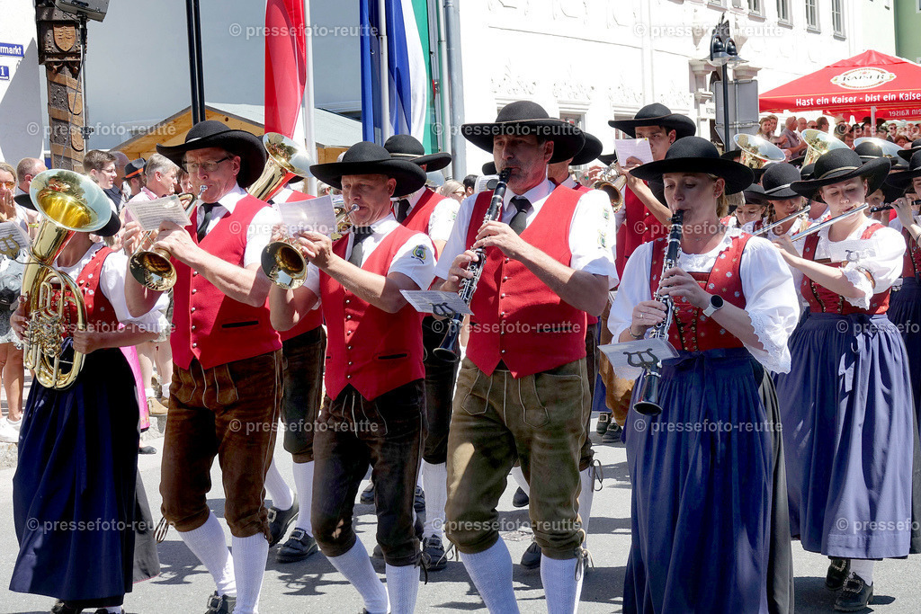 news-2022-Juli17-Musikumzug-Reutte-DSD03410-Elbigenalp | Info aus dem Bezirk Reutte/Ausserfern Tirol sowie eine umfangreiche Bilddatenbank über die gesamte Region: Lechtal, Talkessel Reutte, Tannheimertal, Zwischentoren. Lech, Plansee, Zugspitze, Grenztunnel, B179, Fernpassstraße, Verkehr, Lawinen, Tradition, - Realisiert mit Pictrs.com